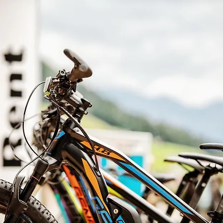 Neuhintertux 4 Sterne Superior מלון 4*