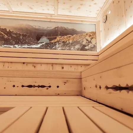 Отель Neuhintertux 4 Sterne Superior 4*