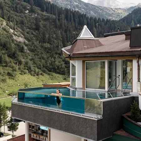 Neuhintertux 4 Sterne Superior Отель Тукс