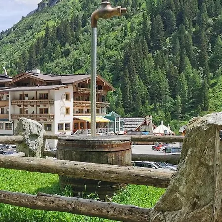 Neuhintertux 4 Sterne Superior מלון 4*