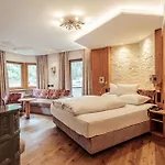 Neuhintertux 4 Sterne Superior Otel